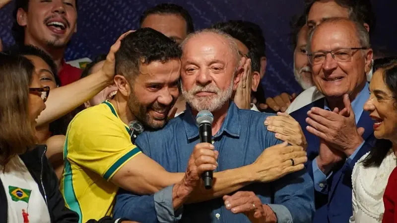 El "ejército digital" de 10 millones de personas en WhatsApp que ayudó a Lula a lograr una victoria histórica